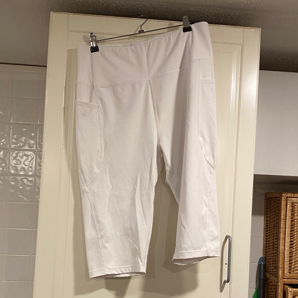 EUC Baleaf White XL Legging capris